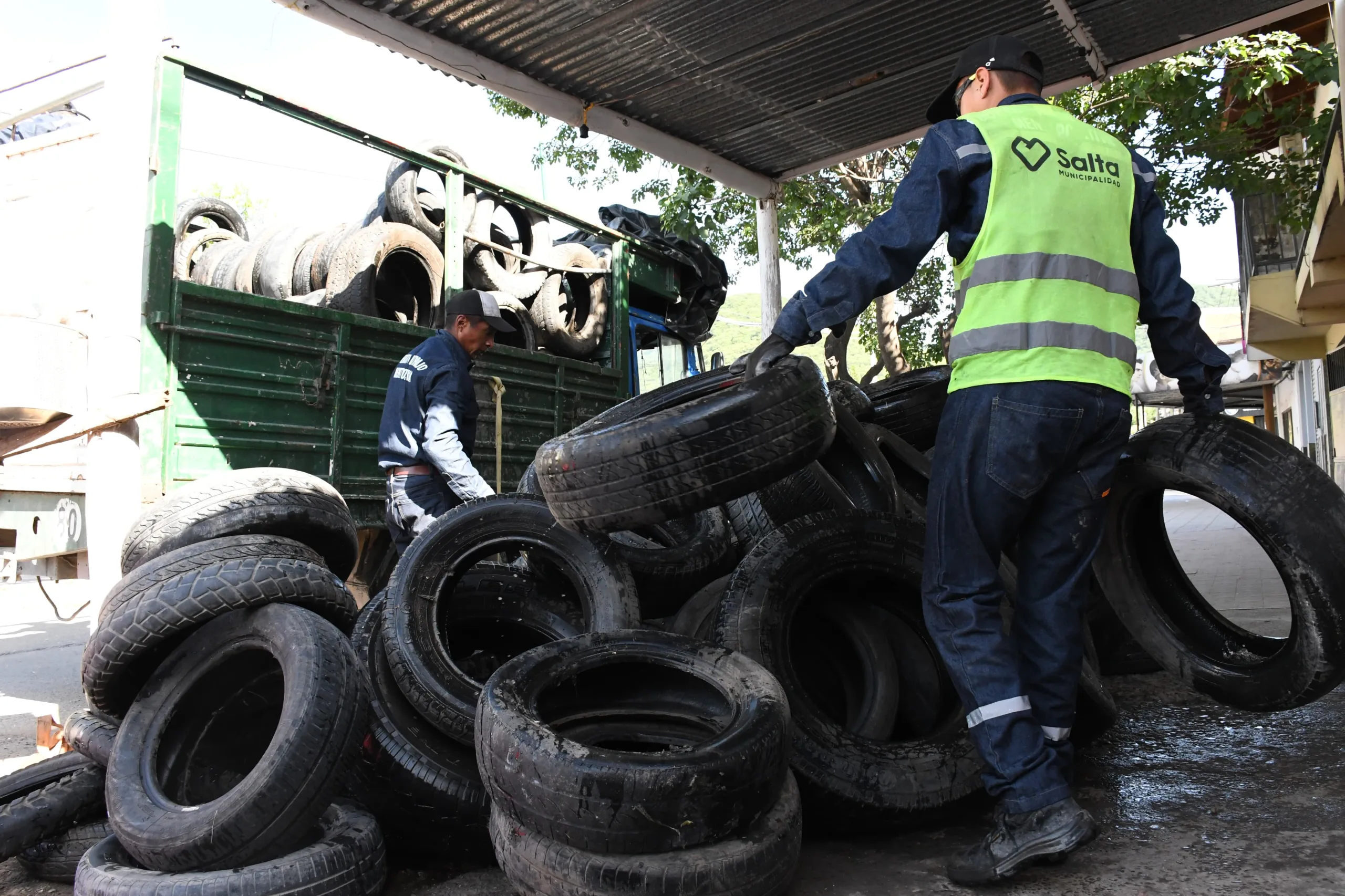 Retiraron 500 neumáticos fuera de uso de una gomería en la Av. Delgadillo