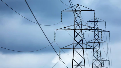 Colapsó el sistema eléctrico y hubo más de 200.000 hogares sin luz: “desenchufaron” una empresa para recuperar la energía