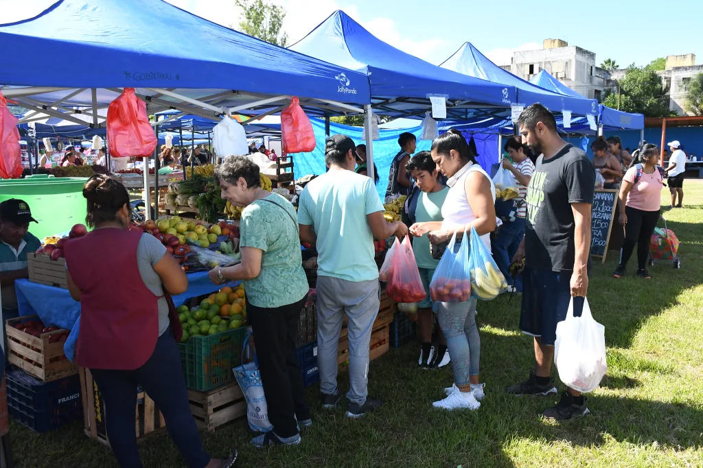 Gran cantidad de vecinos realizaron sus compras en “El mercado en tu barrio”