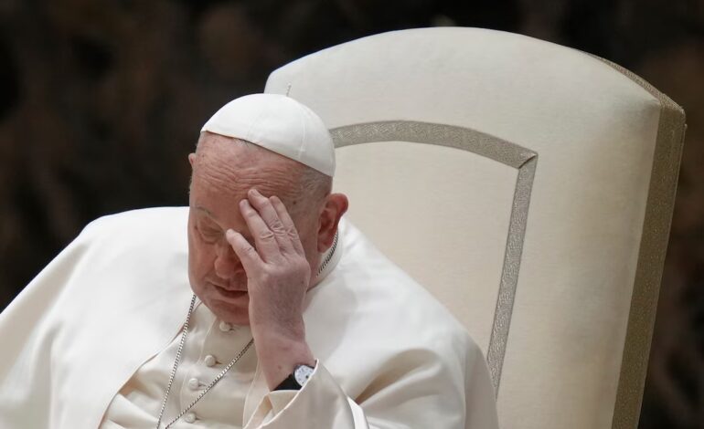 Tras pasar su segunda noche hospitalizado por una bronquitis, el papa Francisco sigue en reposo y no dirigió el Ángelus