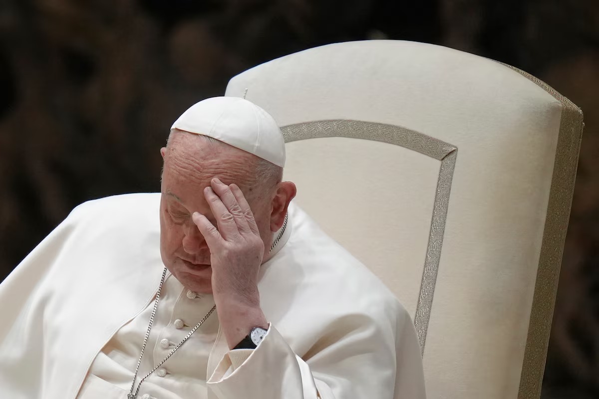 Tras pasar su segunda noche hospitalizado por una bronquitis, el papa Francisco sigue en reposo y no dirigió el Ángelus