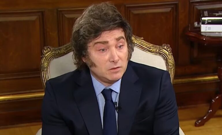 Milei intenta superar la peor crisis y reconoció por primera vez fallas en su sistema de toma de decisiones