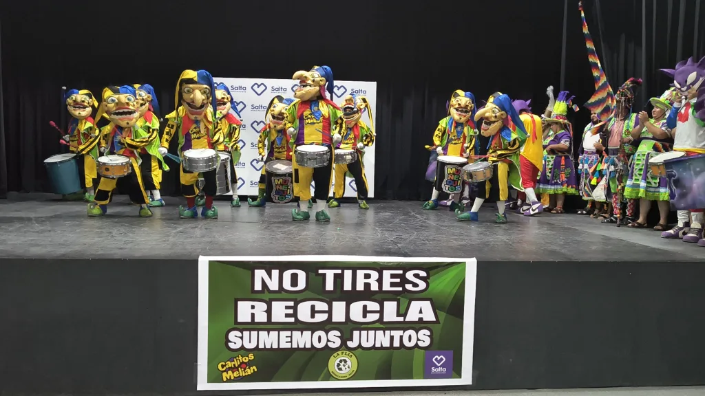En el Teatro Municipal se presentó el Corso Sustentable de Carlitos Melián 