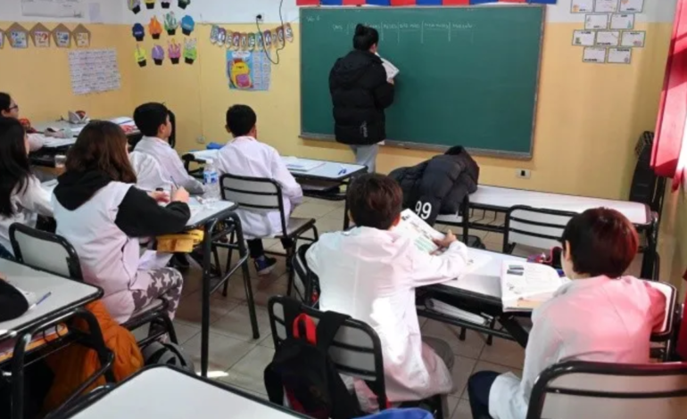 El Gobierno fijó por decreto el salario mínimo docente