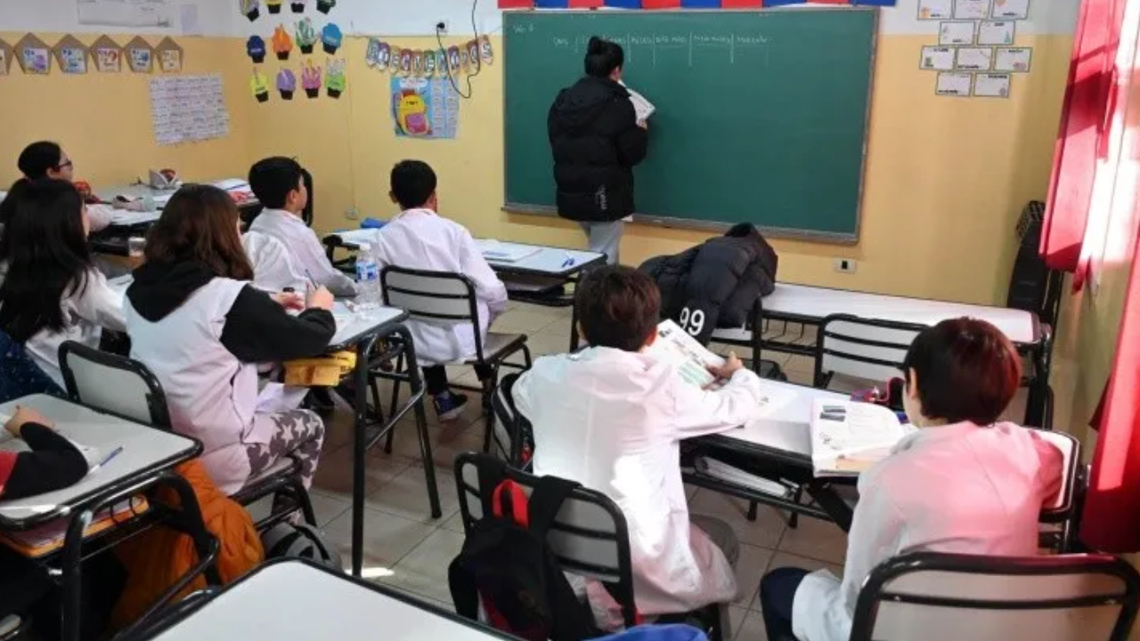 El Gobierno fijó por decreto el salario mínimo docente