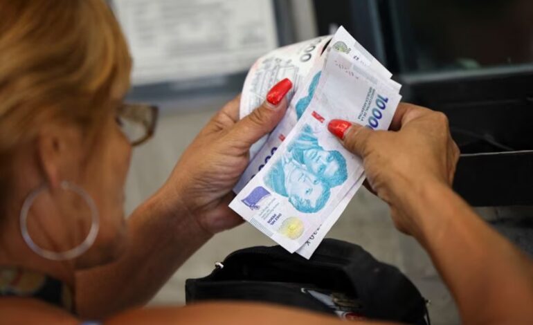 Golpe al bolsillo: el salario mínimo tiene menos poder de compra que en 2001, según un informe privado