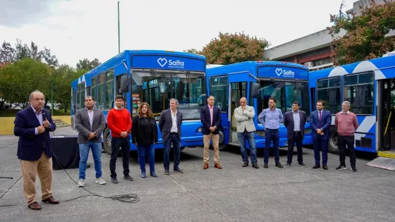 Entregaron 21 colectivos para uso social a 18 municipios de la Provincia