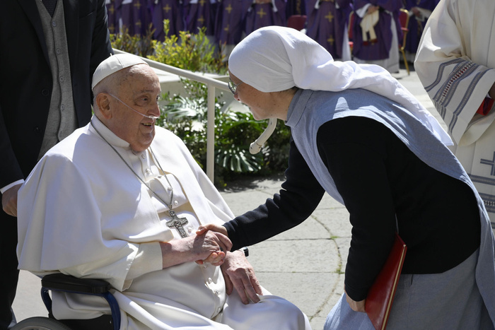 El papa Francisco apareció de sorpresa en la Plaza de San Pedro