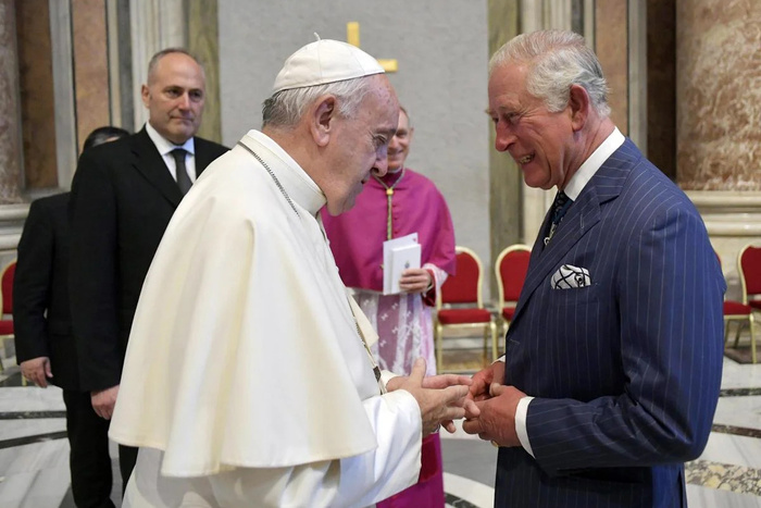 El papa Francisco recibió a Carlos y Camila en el Vaticano