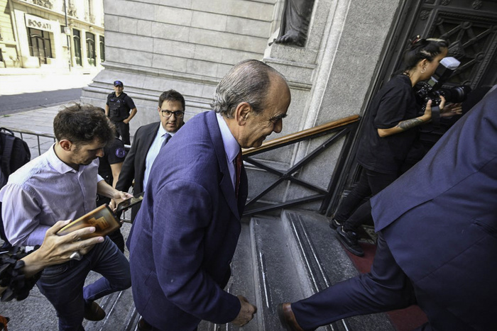 Entre la devaluación y la deuda