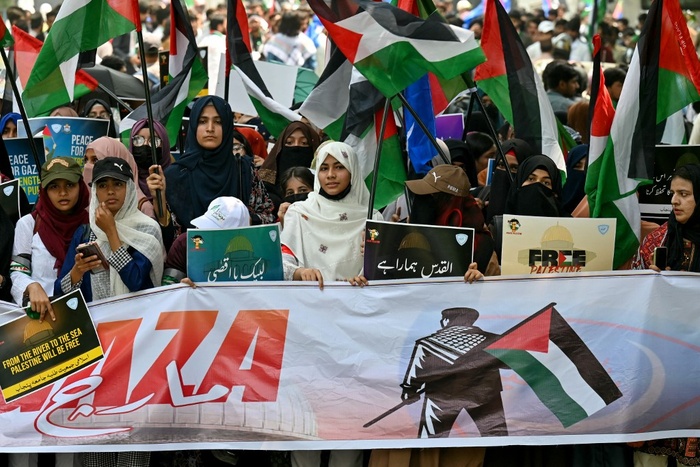 Manifestantes pakistaníes atacaron restaurantes KFC y mataron a un empleado