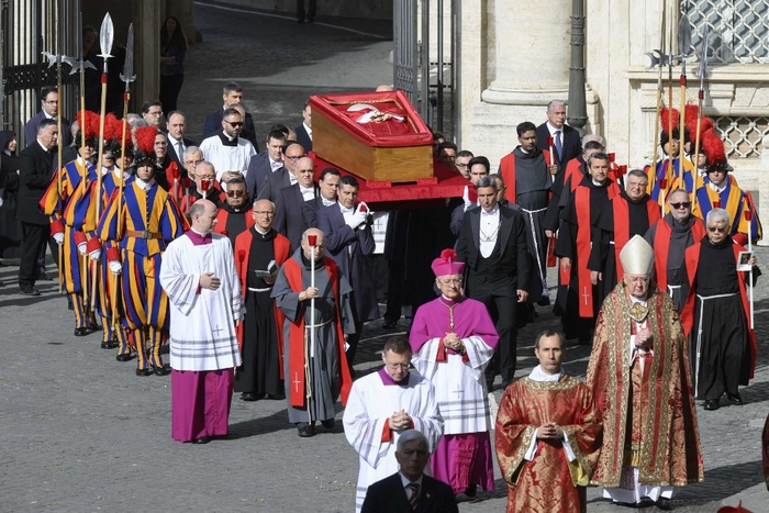 Acompañado por cardenales y entre aplausos: así fue el traslado del féretro de Francisco a San Pedro