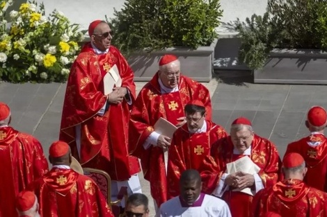 Un grupo de cardenales rindió homenaje y oró este domingo ante la tumba de Francisco