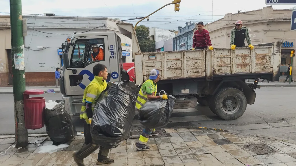 Multan a comerciantes por sacar la basura el día del paro nacional