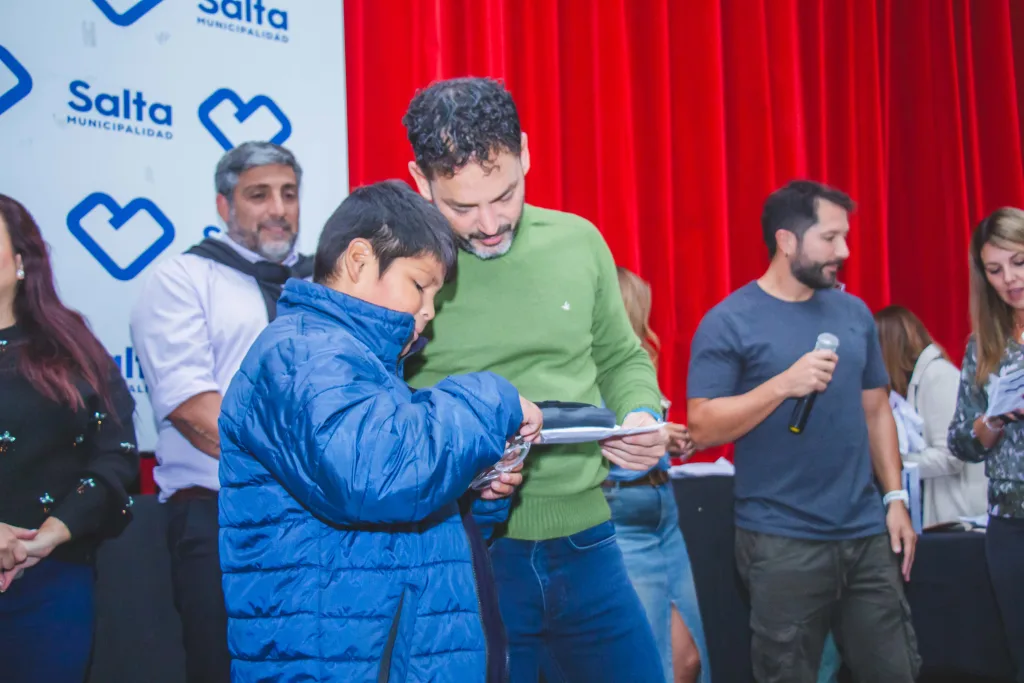 Más de 60 niños de la ciudad recibieron anteojos recetados