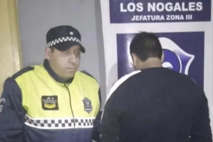 Asesinó a su esposa en la calle y simuló que se había suicidado