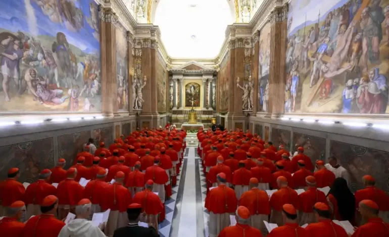Segunda fumata negra en el cónclave: los cardenales siguen reunidos para elegir al nuevo Papa