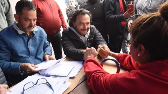 El gobernador Sáenz atendió consultas de vecinos del barrio 20 Junio en la jornada de servicios del Gobierno y Municipio