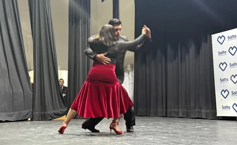 El Teatro Municipal se vistió de gala para homenajear a Carlos Gardel
