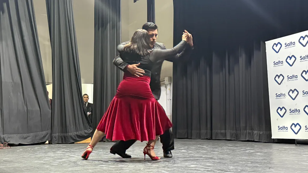 El Teatro Municipal se vistió de gala para homenajear a Carlos Gardel