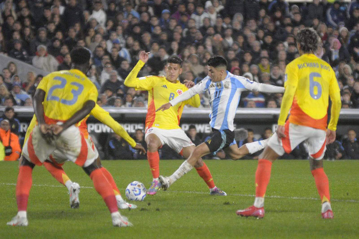 Con más carácter que fútbol, la Scaloneta pudo empatarle a Colombia