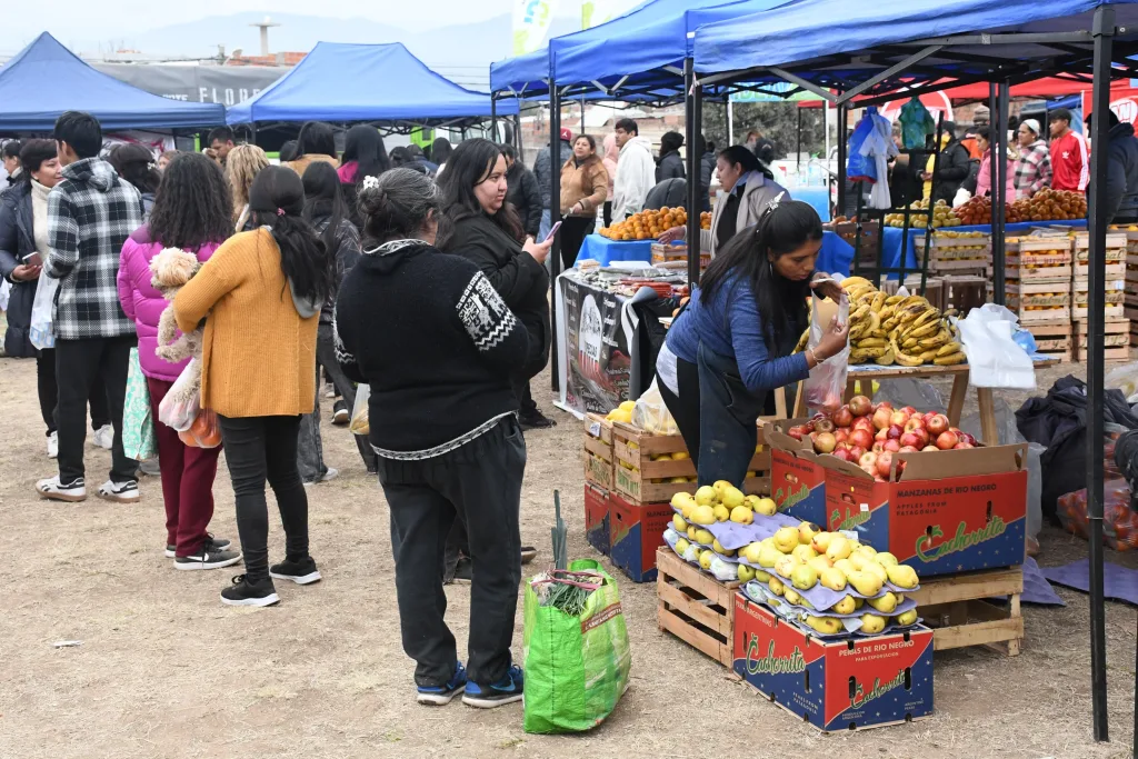Masiva asistencia de vecinos a la edición de “El mercado en tu barrio” en Roberto Romero