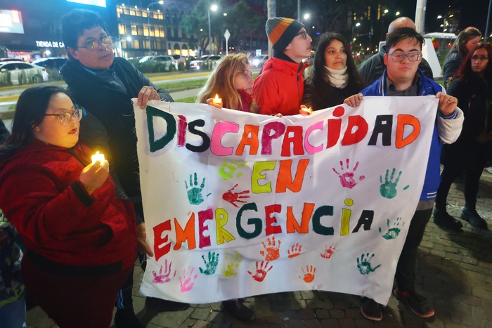 Noche de velas en el obelisco para defender la ley de Emergencia en Discapacidad 