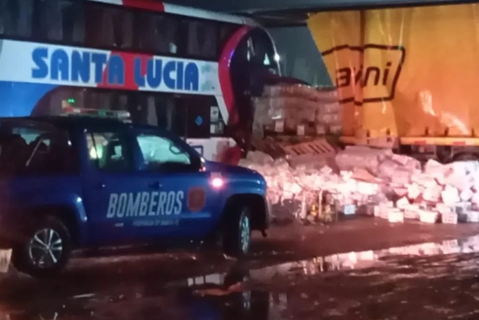 Trágico choque en Santa Fe entre un micro de larga distancia y un camión