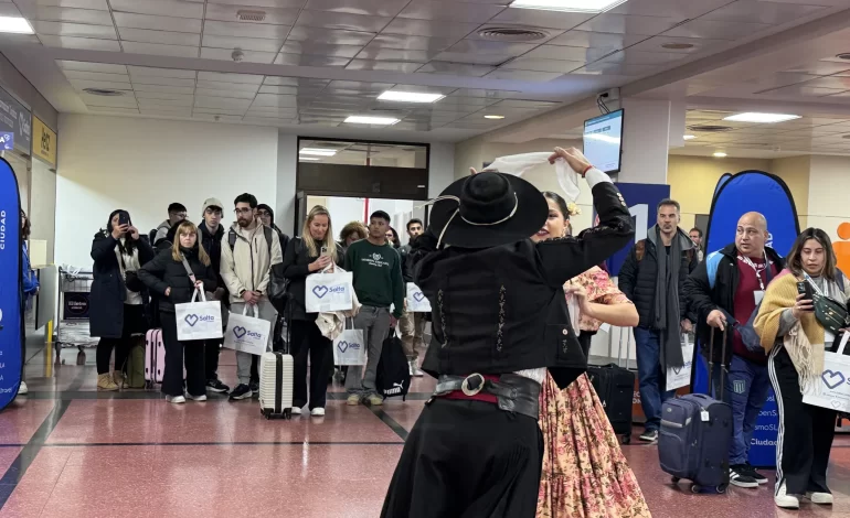 Con una cálida bienvenida, la ciudad recibió a cientos de turistas este sábado