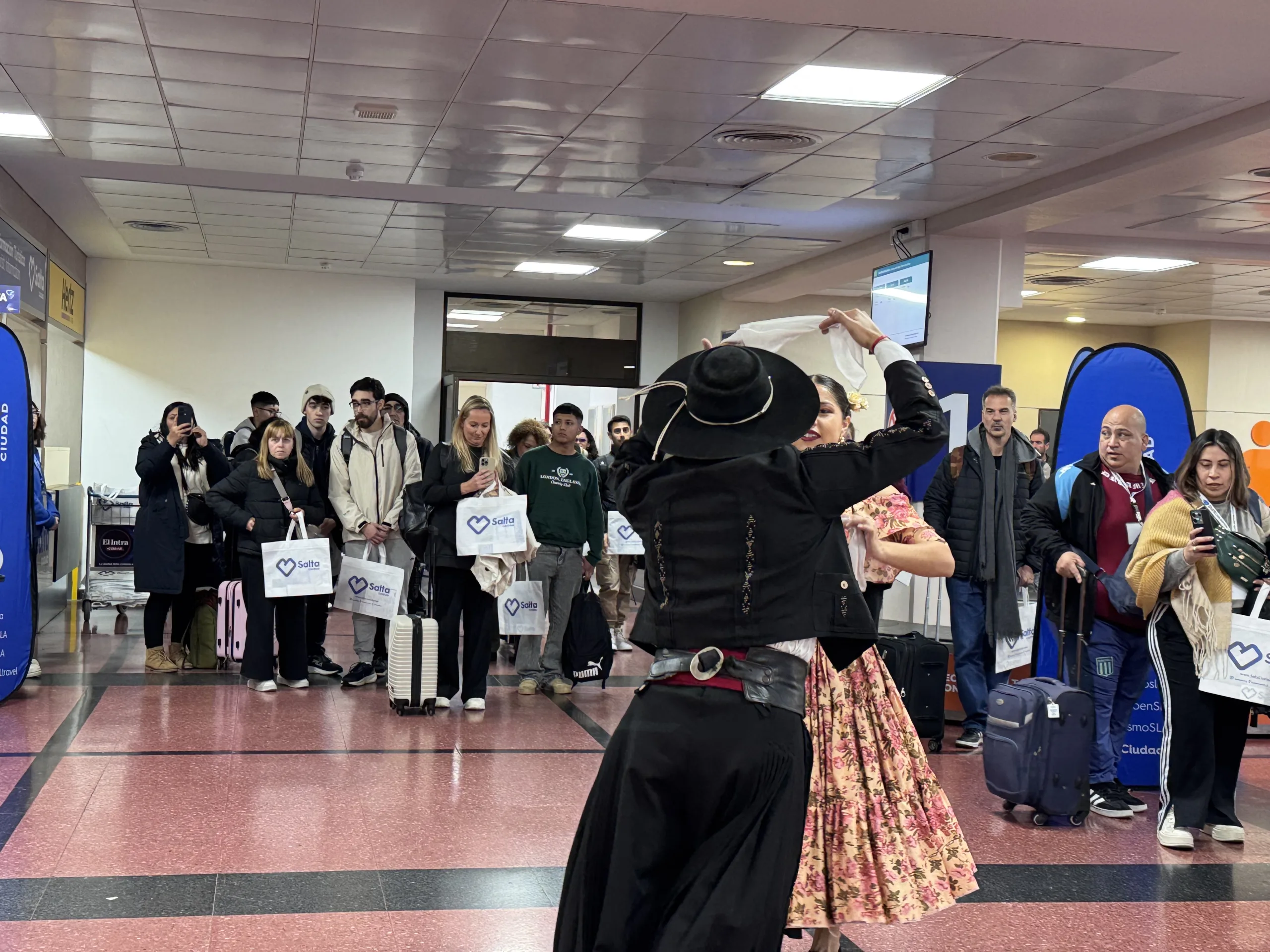 Con una cálida bienvenida, la ciudad recibió a cientos de turistas este sábado