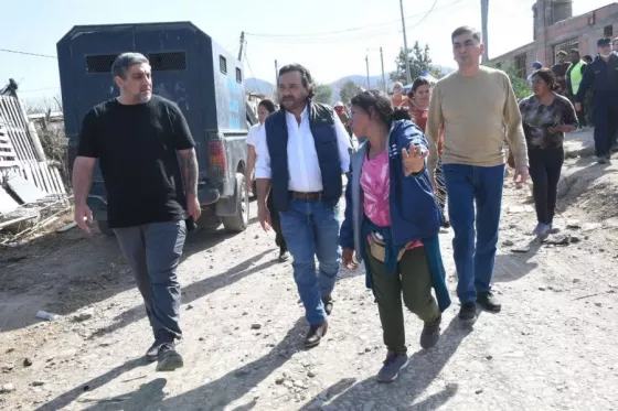 Asisten a las familias damnificadas por el fuego