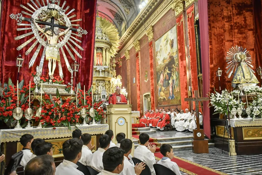 Fiesta de la Santa Cruz en el segundo día del Triduo de Pontificales