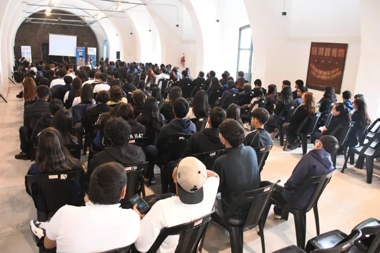 Jóvenes del nivel secundario participaron de una capacitación sobre educación financiera
