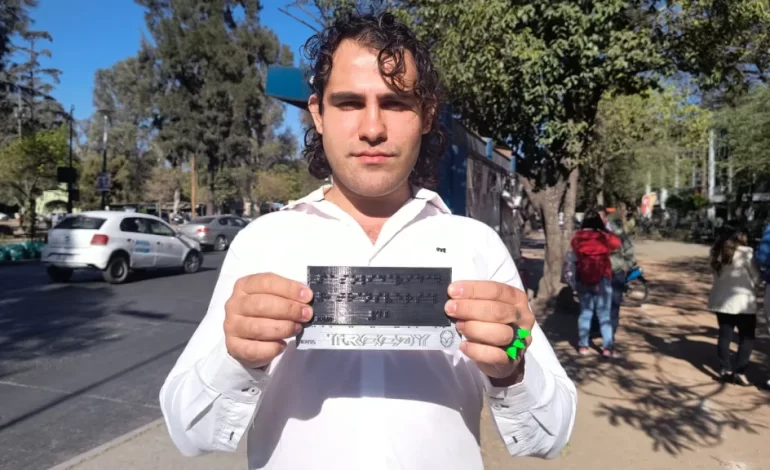 Inclusión: las paradas de colectivos tendrán tableros braille