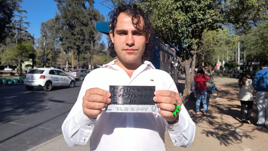 Inclusión: las paradas de colectivos tendrán tableros braille