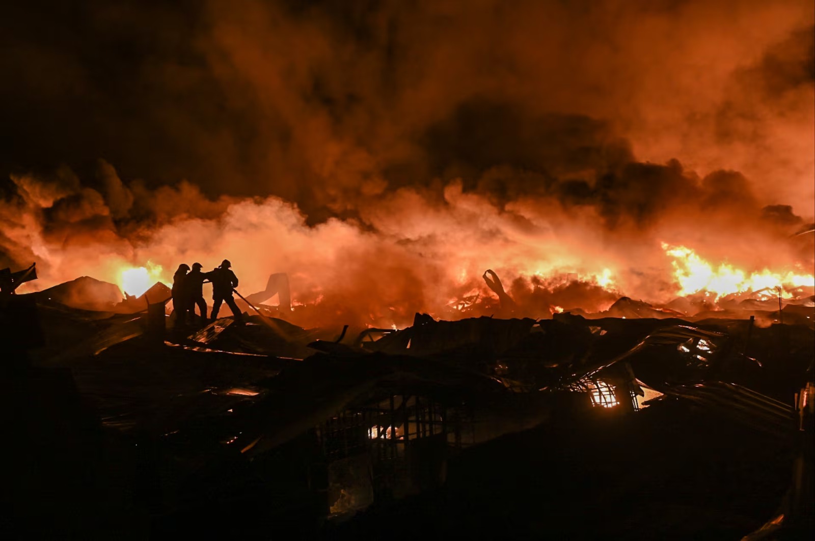 El fuego sigue pero está bastante contenido
