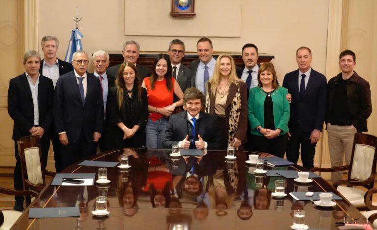 Idas y vueltas en los ministerios de Milei