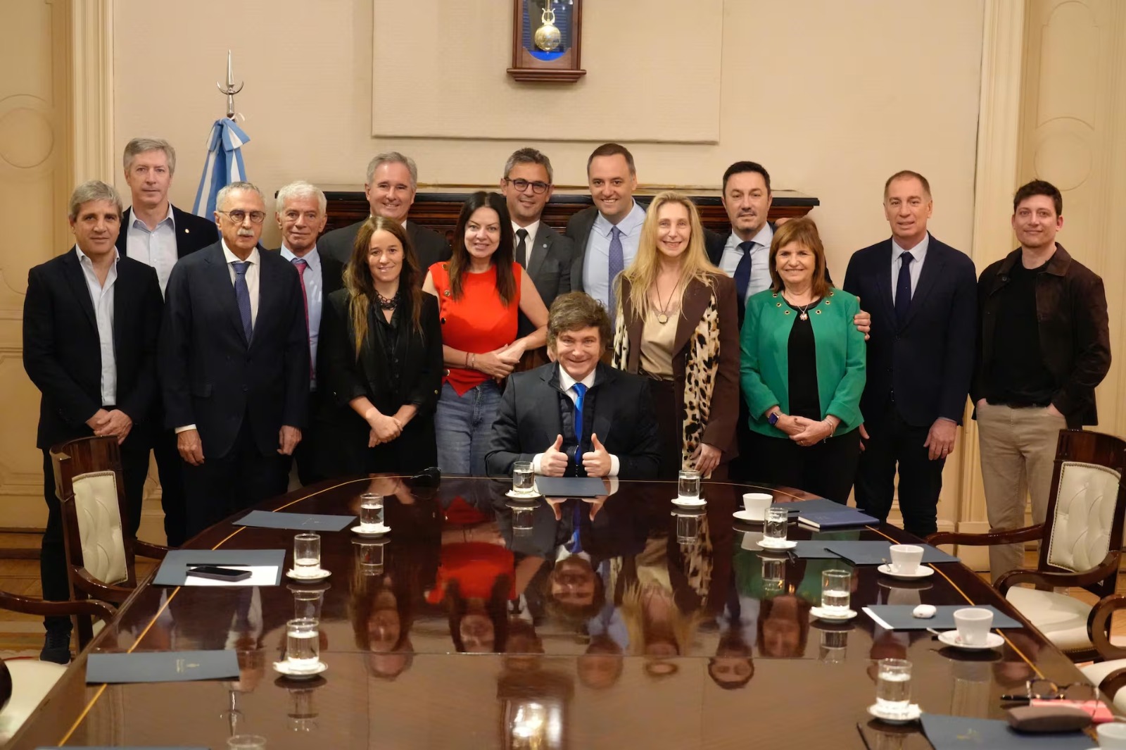 Idas y vueltas en los ministerios de Milei