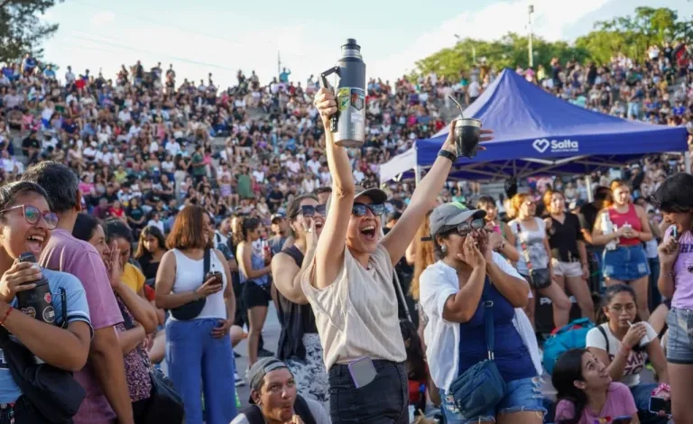 Arrimate reunió a 10 mil personas en plaza España