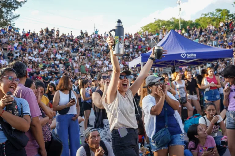 Arrimate reunió a 10 mil personas en plaza España