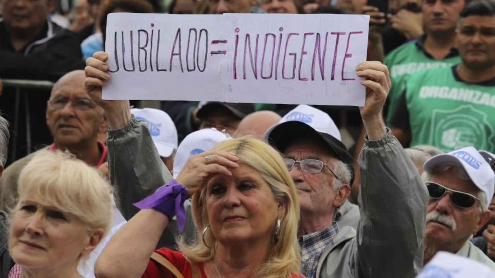 Jubilados marchan al Congreso tras la jura de los nuevos diputados