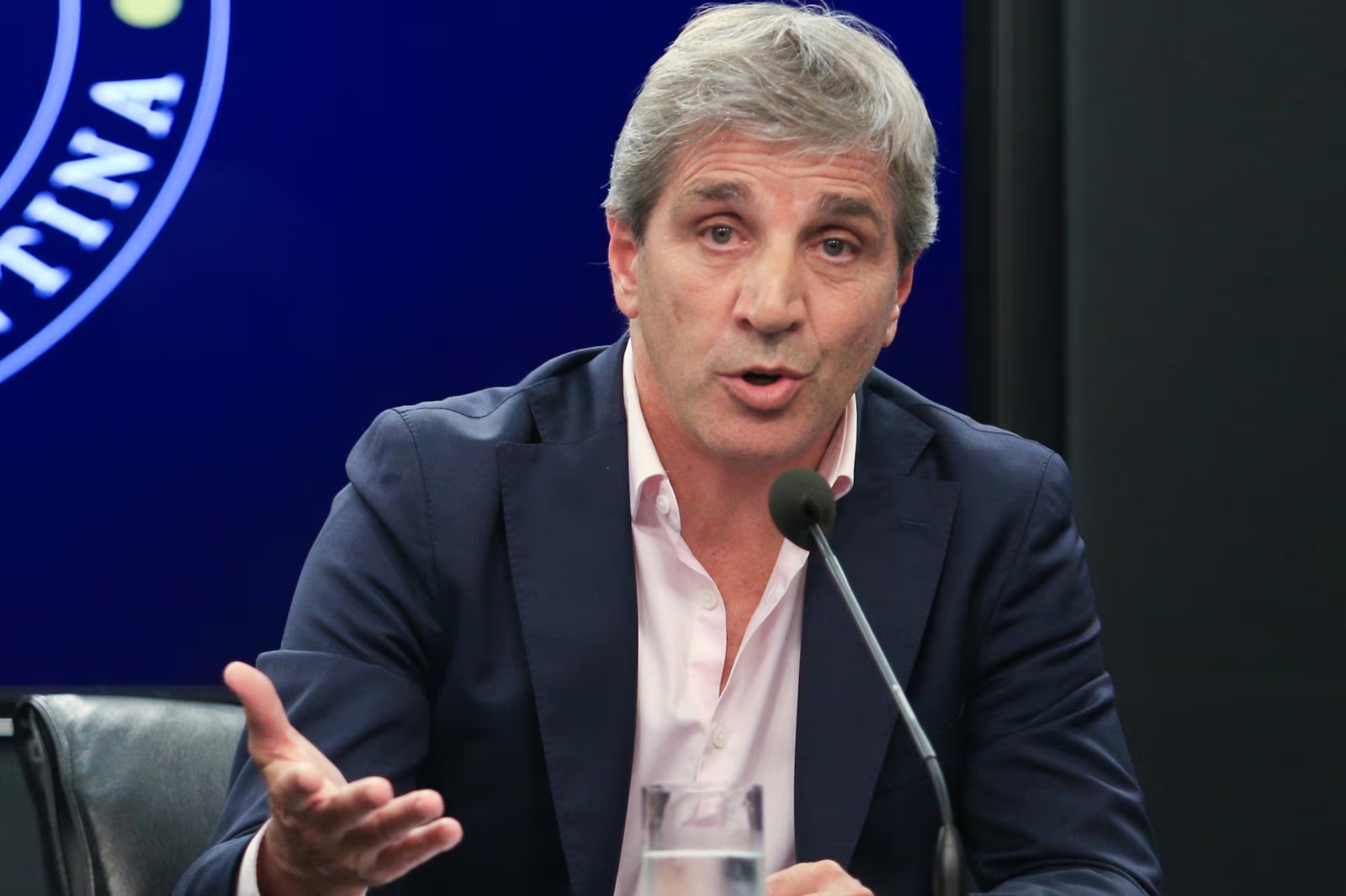 Caputo aplica una receta vieja: deuda para pagar más deuda