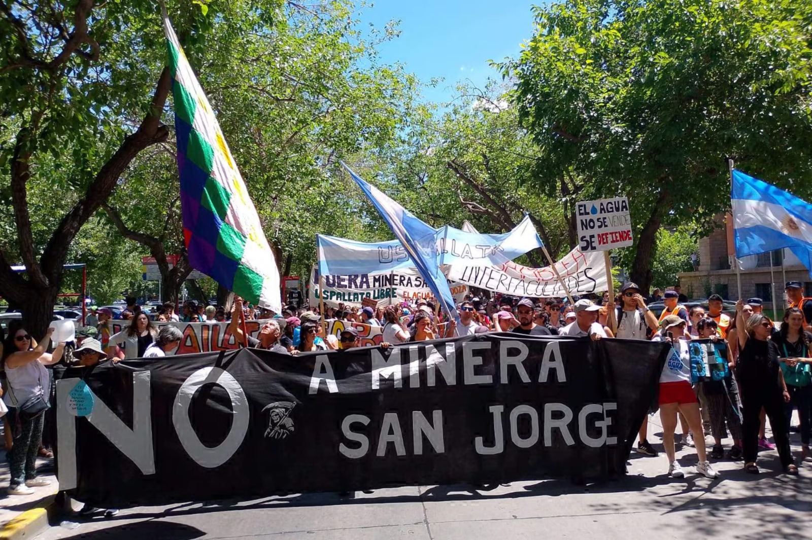 Una nueva marcha masiva en Mendoza en contra de la minería que impulsa Cornejo