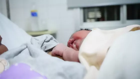 Hannah es la primera bebé del 2026 nacida en el Hospital Público Materno Infantil