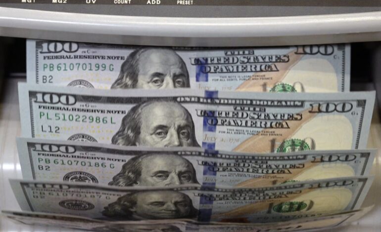El dólar estrenó bandas y subió