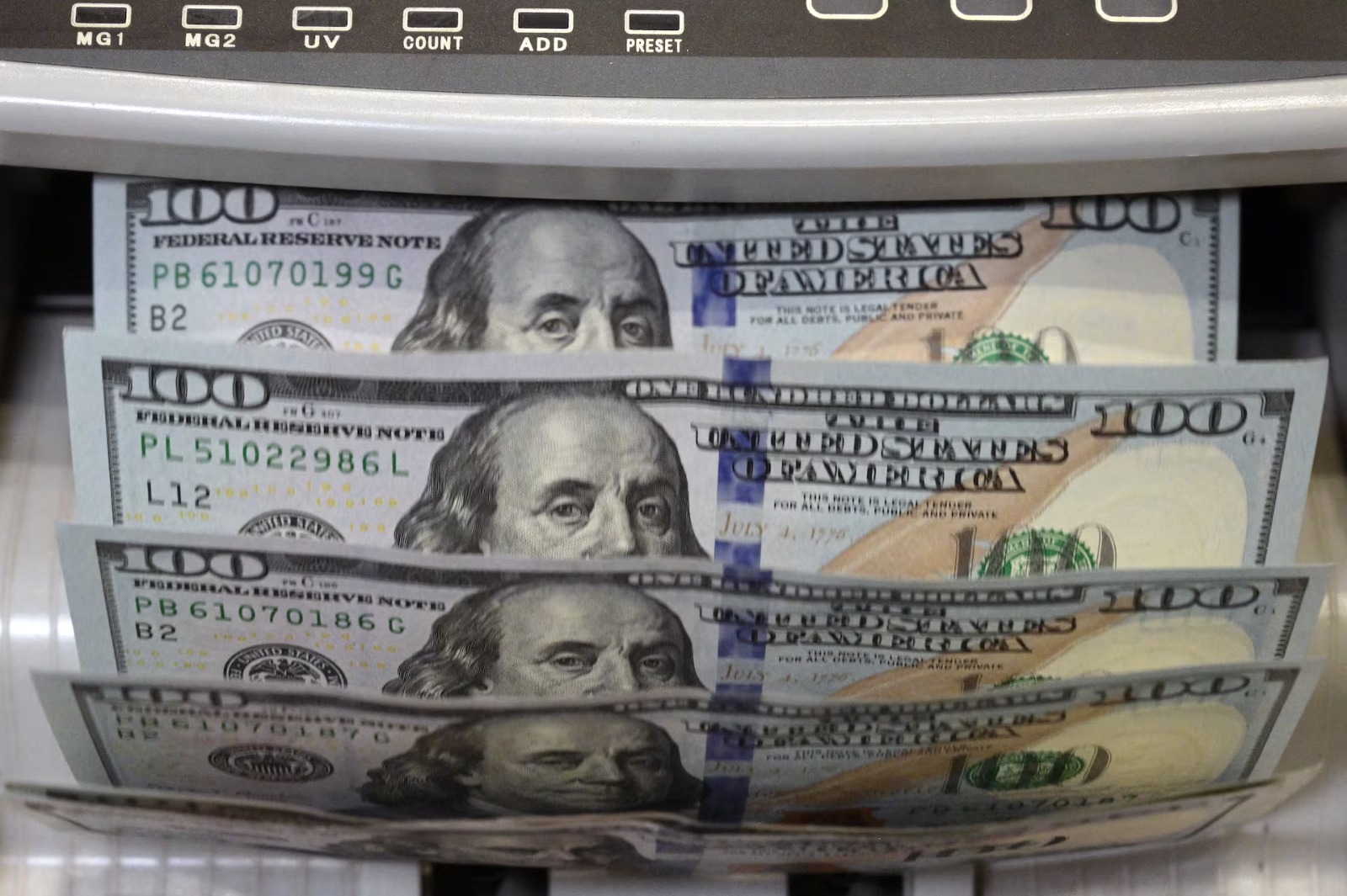 El dólar estrenó bandas y subió