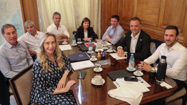 La mesa política del Gobierno se reúne y evalúa ampliar el temario de las sesiones extraordinarias