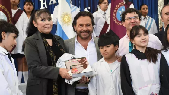 Inició la distribución de kits y manuales escolares en toda la provincia y reafirmó su defensa del federalismo