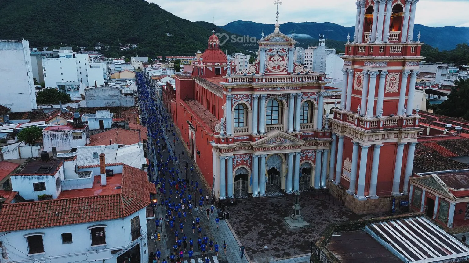 Ni la lluvia los frenó: más de 4 mil corredores hicieron vibrar la Medio Maratón New Balance
