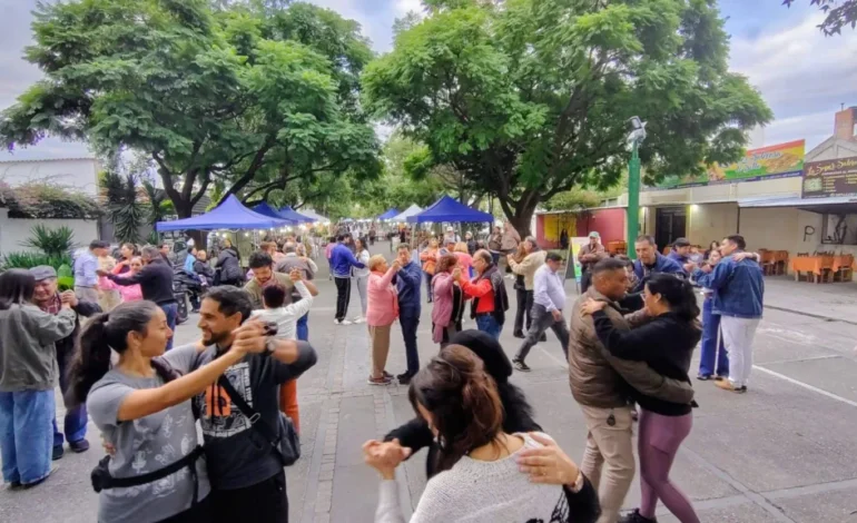 El taller de tango conquistó el Paseo de los Poetas con una tarde a puro 2×4